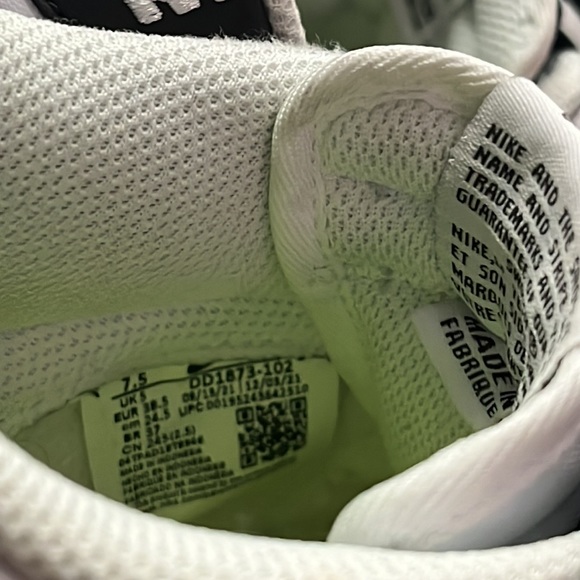 Nike Panda Dunks - Picture 6 of 8